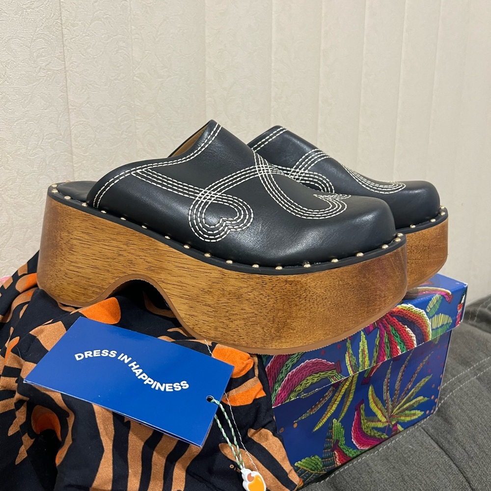 NEW FARM Rio Black Heart Clog Studded Platform Heels - Picture 3 of 12